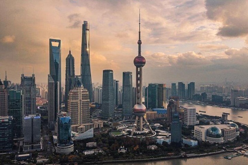 Un paisaje urbano con rascacielos modernos, incluyendo la Torre Perla Oriental, y un río. 5