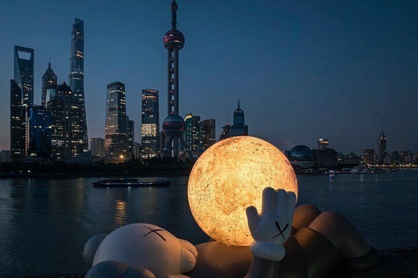 Un horizonte urbano al anochecer con una gran esfera iluminada en primer plano. 3