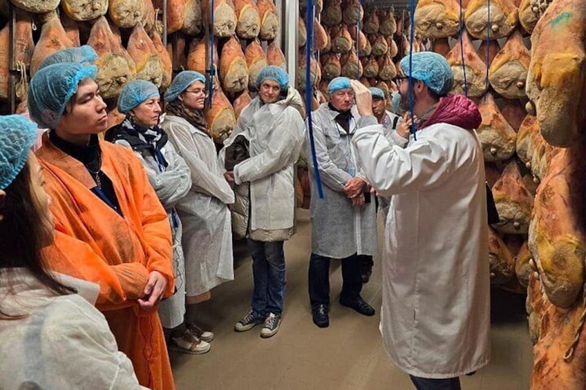 Un grupo de personas en un depósito de almacenamiento con bolsas colgadas. 2