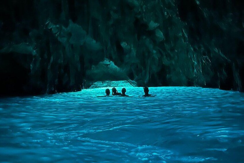 Une grotte avec de l’eau et des personnes. 3