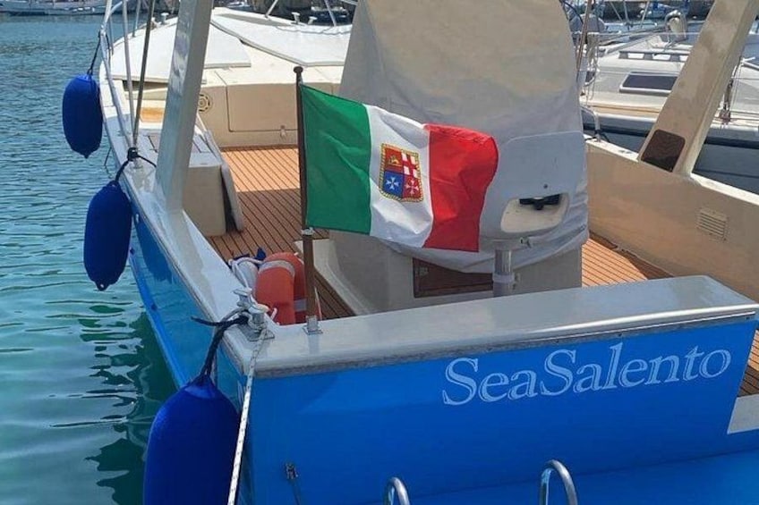 Un bateau à la coque bleue, à la superstructure blanche et arborant un pavillon orné d’un blason. 4