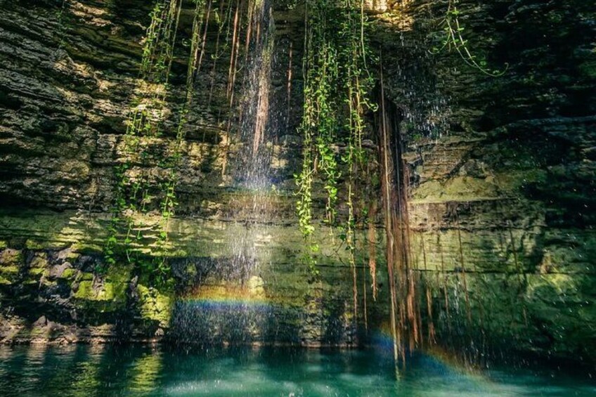 Una cascada se precipita en una poza cristalina rodeada de riscos rocosos. 3