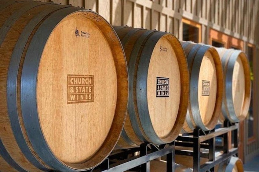 En række træfade med mærket 'Church & State Wines'. 4