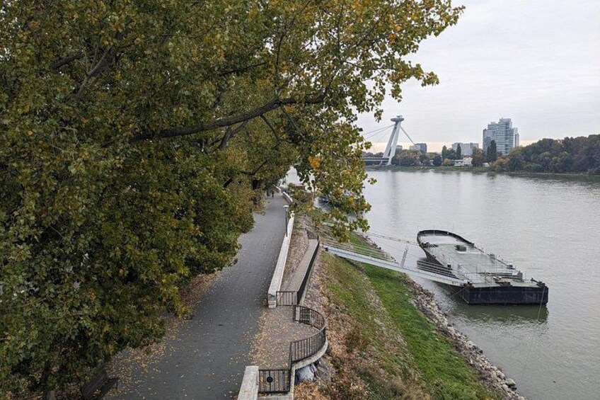 Una passeggiata lungo il fiume, un ponte e un molo per barche. 4
