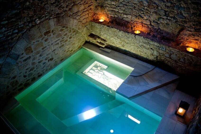 Ein Hallenbad mit Stebwänden, einer Glaskuppel und eingelassener Beleuchtung. 1