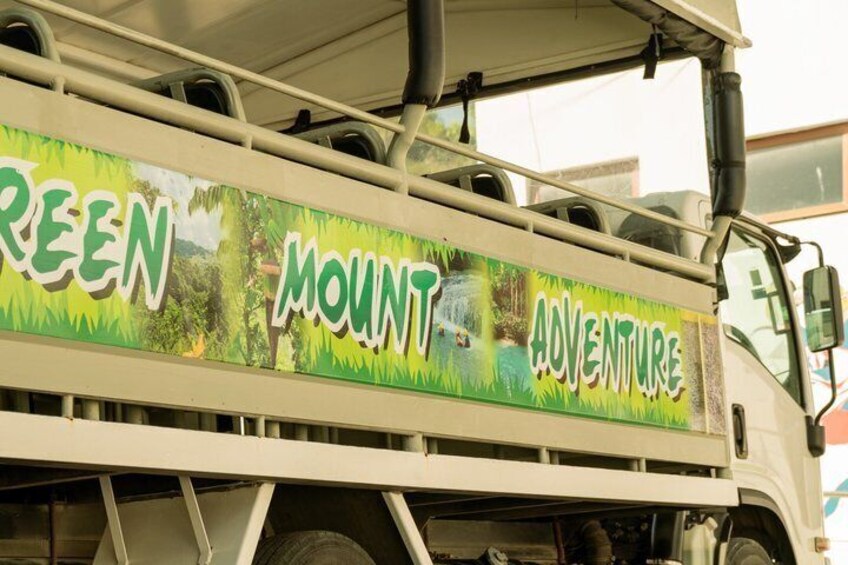 Een voertuig met de tekst 'GREEN MOUNT ADVENTURE' op de zijkant. 5
