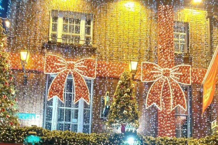A building with large bow decorations and a Christmas tree. 1
