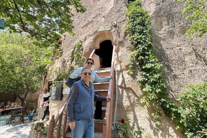Deux personnes gravissent un escalier en pierre menant à l’entrée d’une grotte. 4