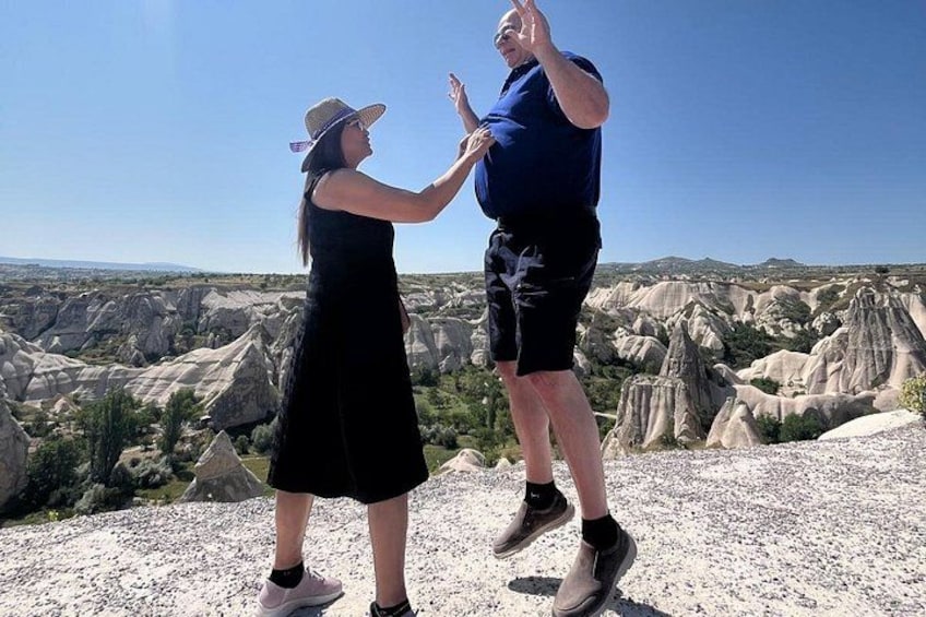 Ett par hoppar i ett bergigt landskap med unika geologiska formationer. 2