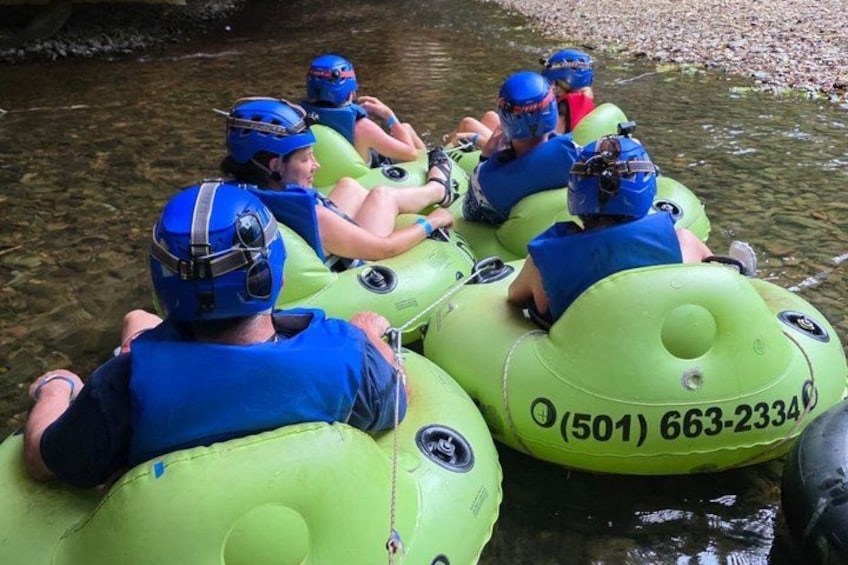 Menschen in grünen Luftmatratzen auf einem Fluss. 4