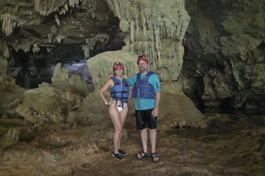 Zwei Personen in einer Höhle mit Stalaktiten und Stalagmiten. 3