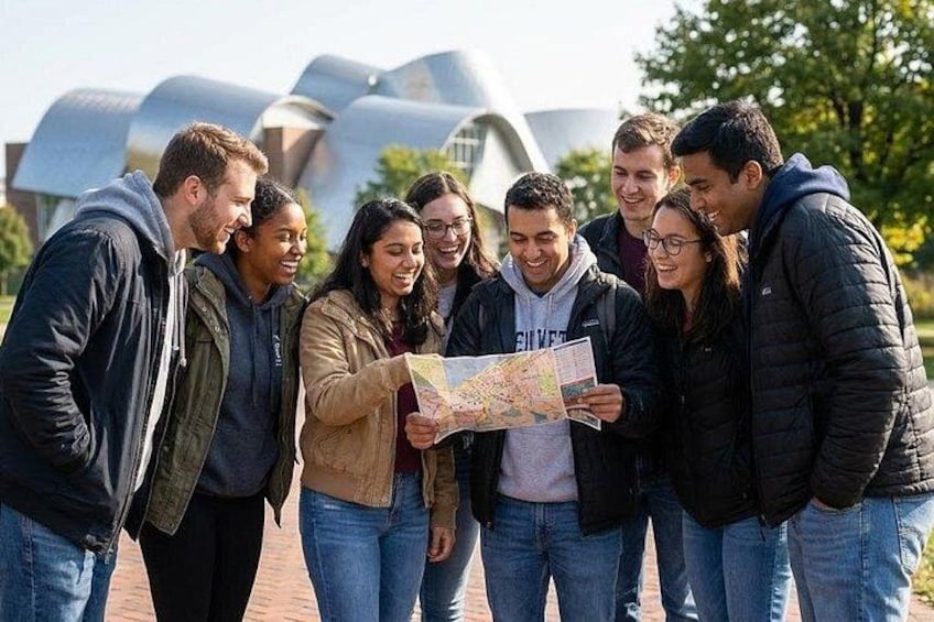 Un grupo de personas al aire libre mirando un mapa. 1
