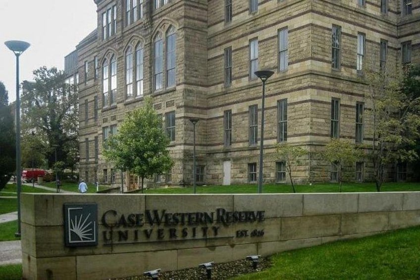 Un gran edificio de piedra con un letrero que dice 'Case Western Reserve University'. 2
