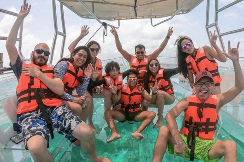 Un grupo de personas con chalecos salvavidas en un bote. 1