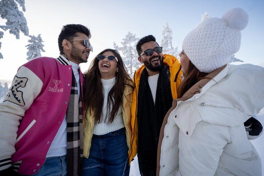 Un gruppo di persone all'aperto in un paesaggio innevato. 1