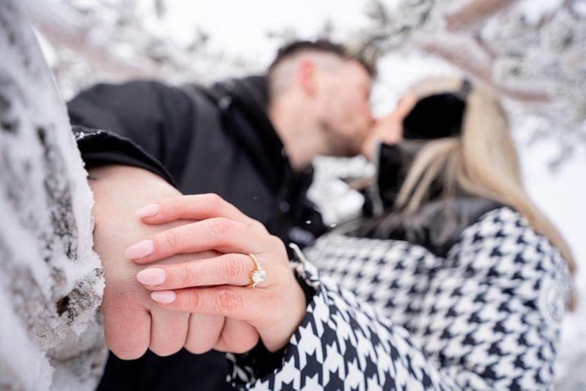 Una coppia che si tiene per mano in un paesaggio innevato. 2