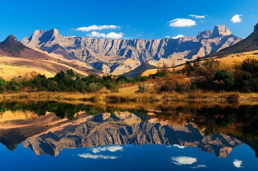 Una catena montuosa, un lago limpido e il suo riflesso. 4
