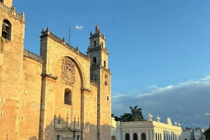 Un edificio histórico con una llamativa torre de reloj y una entrada abovedada. 2