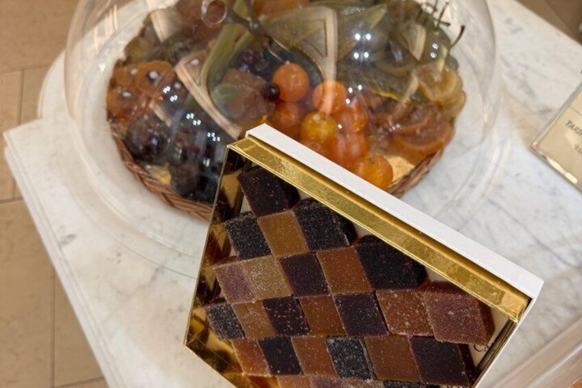 Bordeaux: Guided walking tour with 4 sweet treats 2