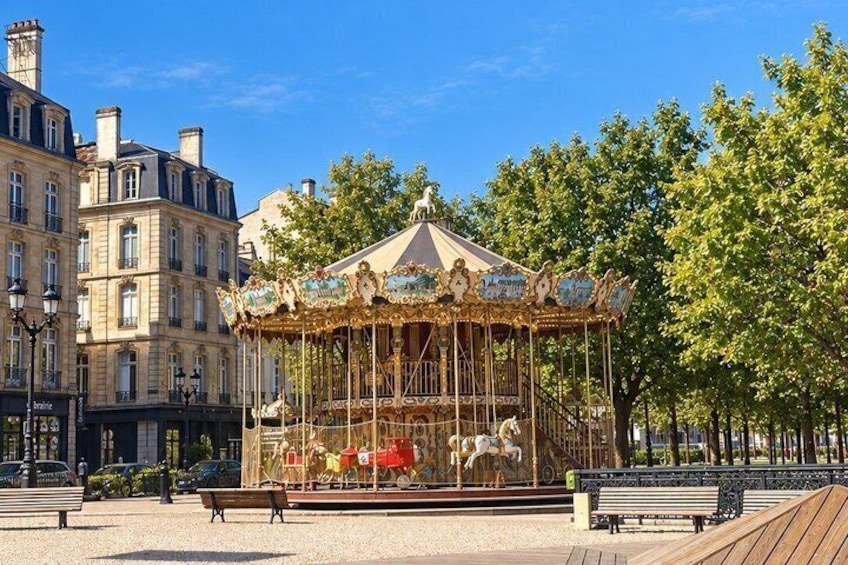 Bordeaux: Guided walking tour with sweet treats 1