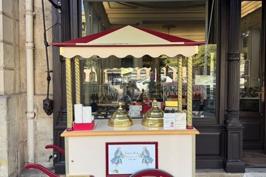 Bordeaux: Guided walking tour with 4 sweet treats 5