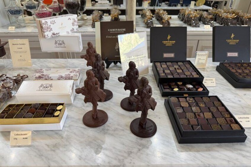 Bordeaux: Guided walking tour with 4 sweet treats 4