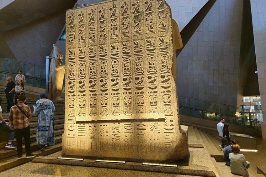 Una gran losa de piedra con jeroglíficos en un museo. 2