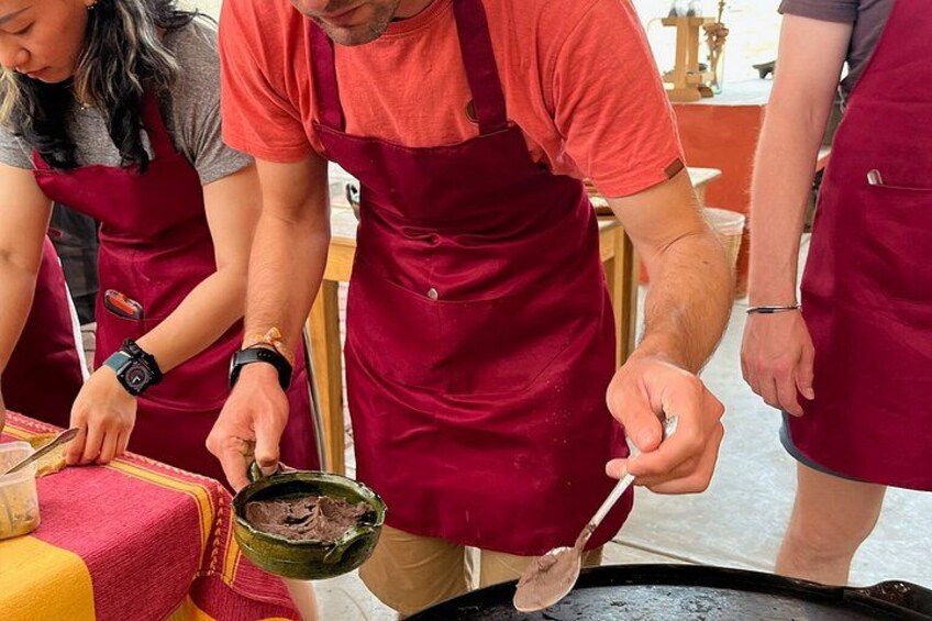 Mensen met schorten bereiden eten met een pan en een pollepel. 2