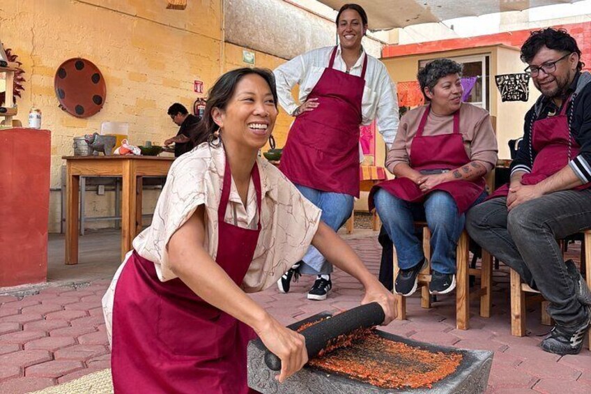 Persone che cucinano all'aperto usando un forno a mattoni. 3