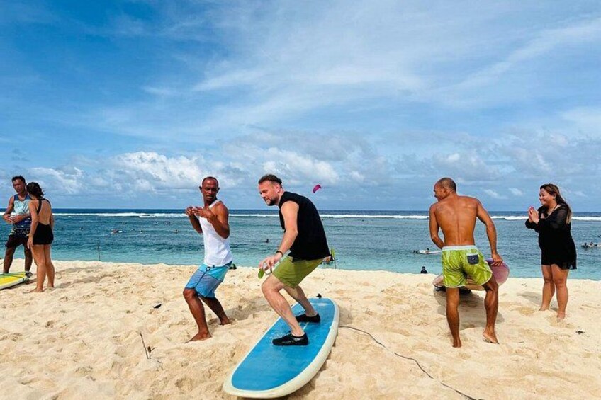 Personas en una playa con tablas de surf, olas oceánicas y cielo despejado. 2