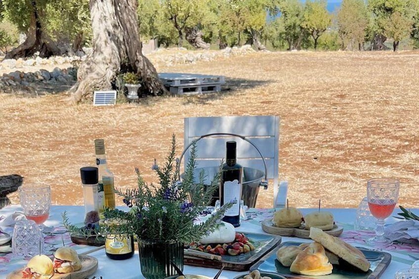 Un espace de restauration en plein air, avec une table dressée pour un repas, entouré d’un paysage naturel. 2