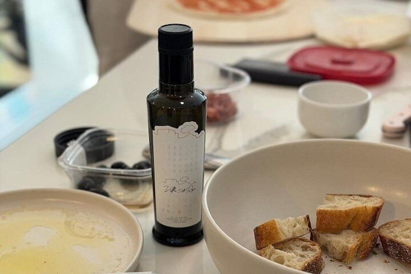 Une bouteille de vin, un bol de pain et un récipient rempli de baies sur une table. 3