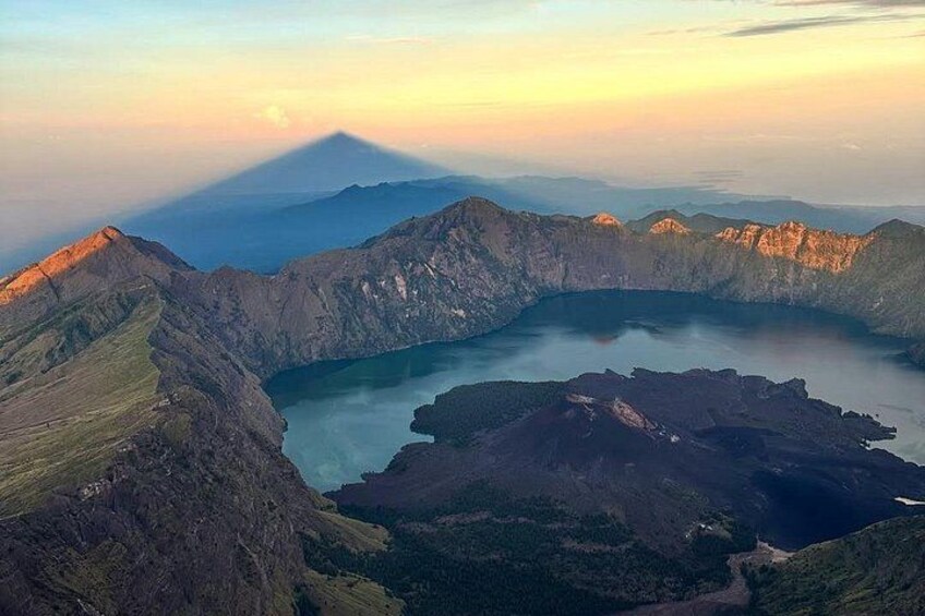 Un lago en cráter volcánico rodeado de montañas escarpadas. 1