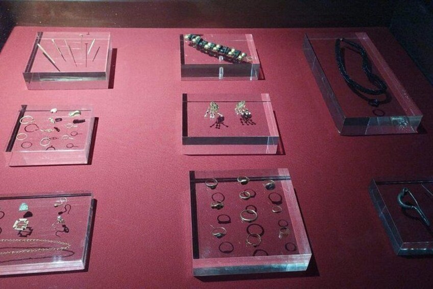 Joyería expuesta en vitrinas de cristal. 5