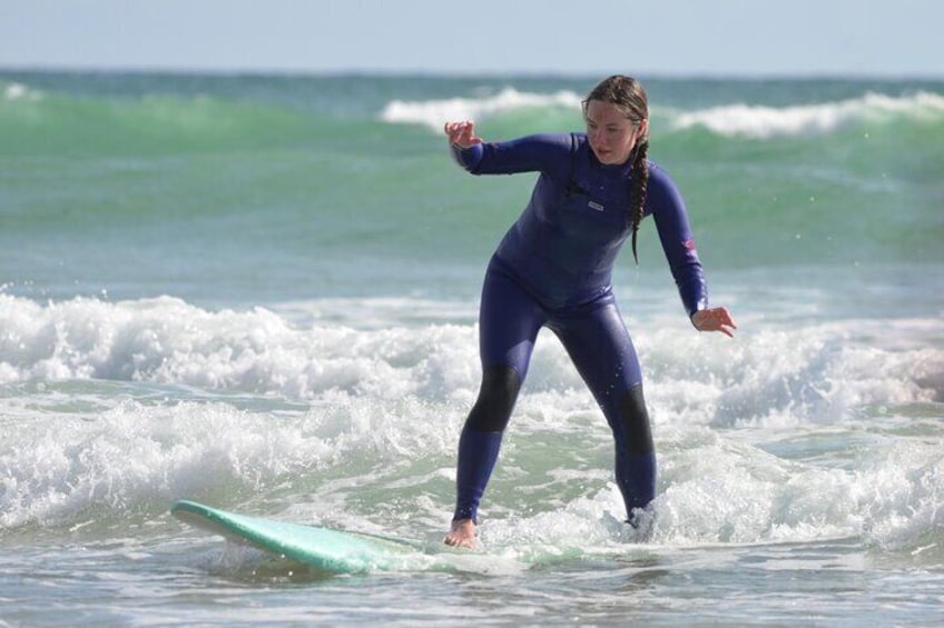 Eine Person surft auf einer Welle im Ozean. 1
