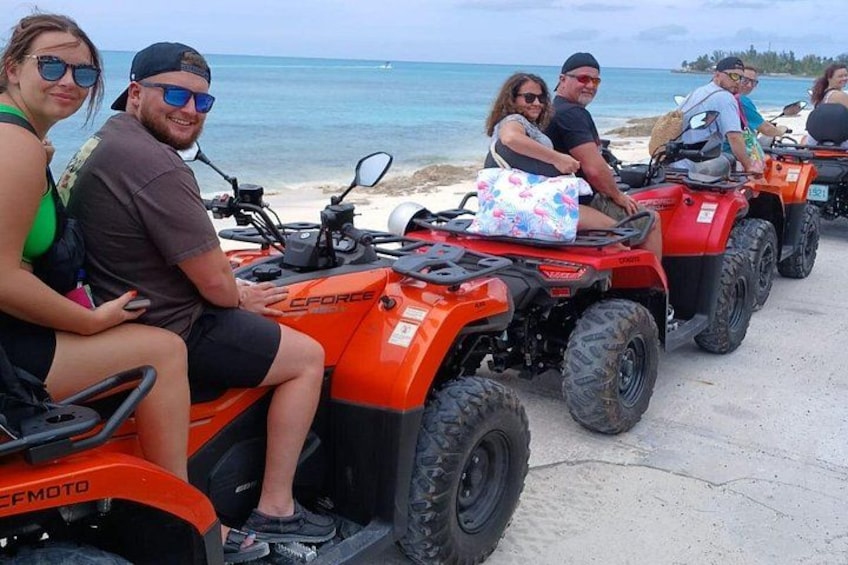Een groep mensen op quadbikes in de buurt van een strand. 4