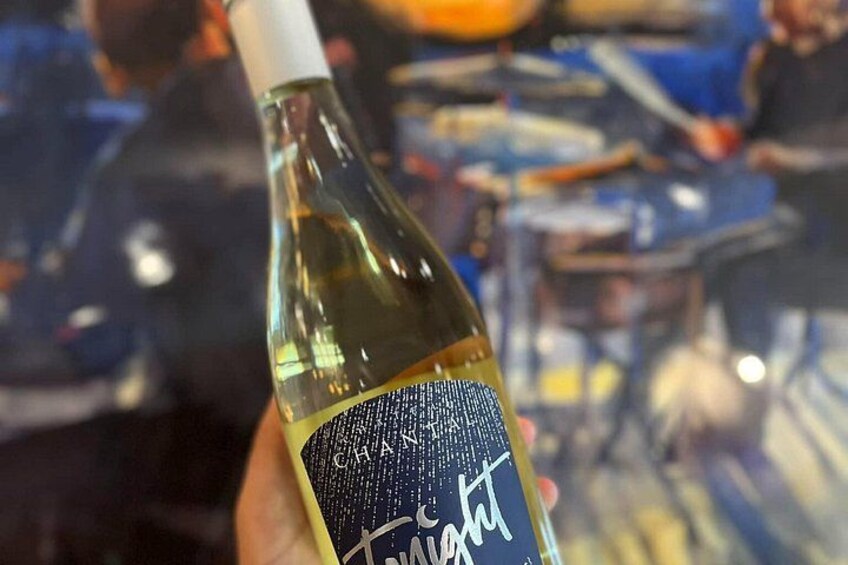 A bottle with a label that reads 'CHAMPAGNE' and 'right'. 5