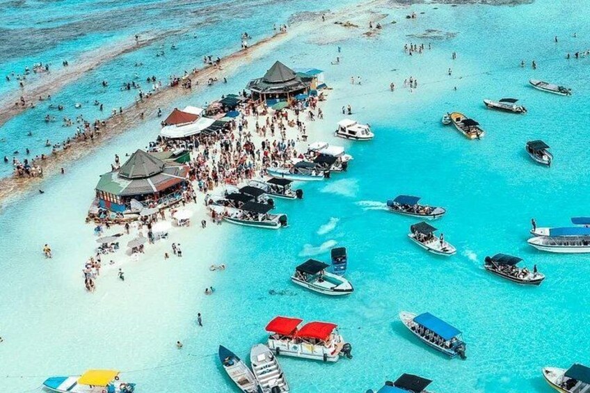 Une plage bondée, avec de nombreux bateaux et beaucoup de monde. 4
