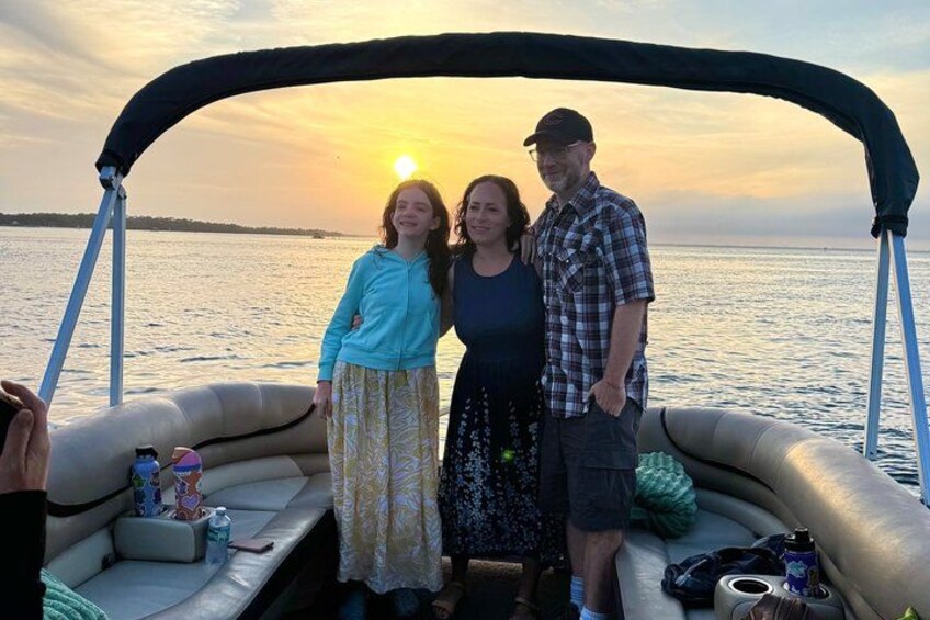 Een boot op het water, met een zonsondergang op de achtergrond. 4