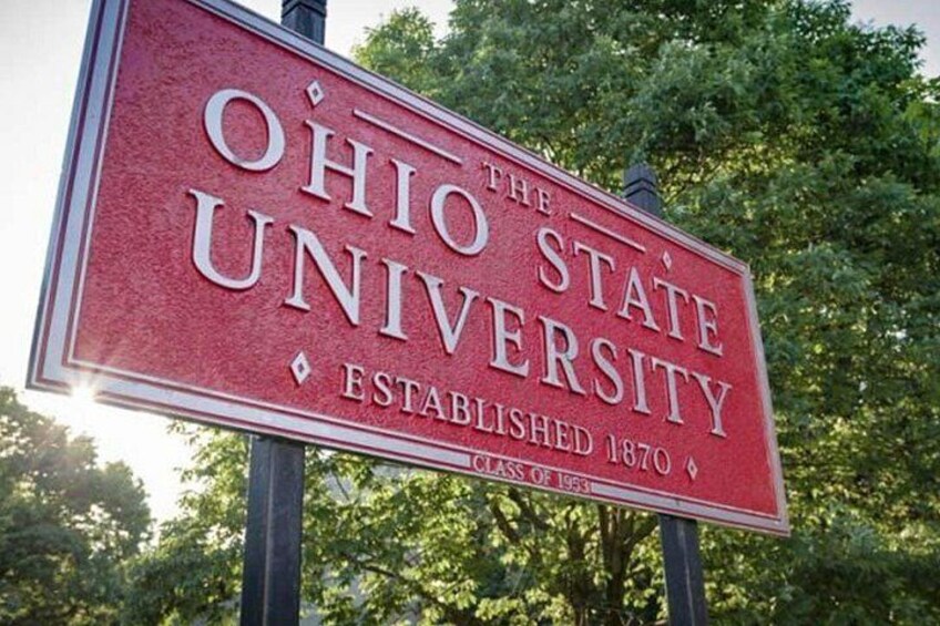 Ein rotes Schild mit weißer Schrift für die Ohio State University, gegründet 1870. 2
