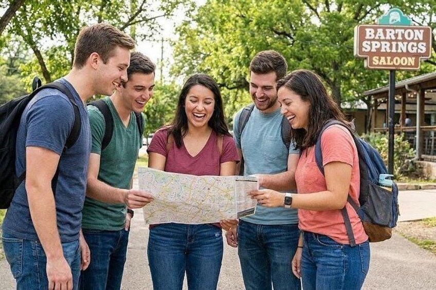 Eine Gruppe von Personen betrachtet eine Karte in einem Park, mit einem Schild, auf dem 'Barton Springs Saloon' steht. 3