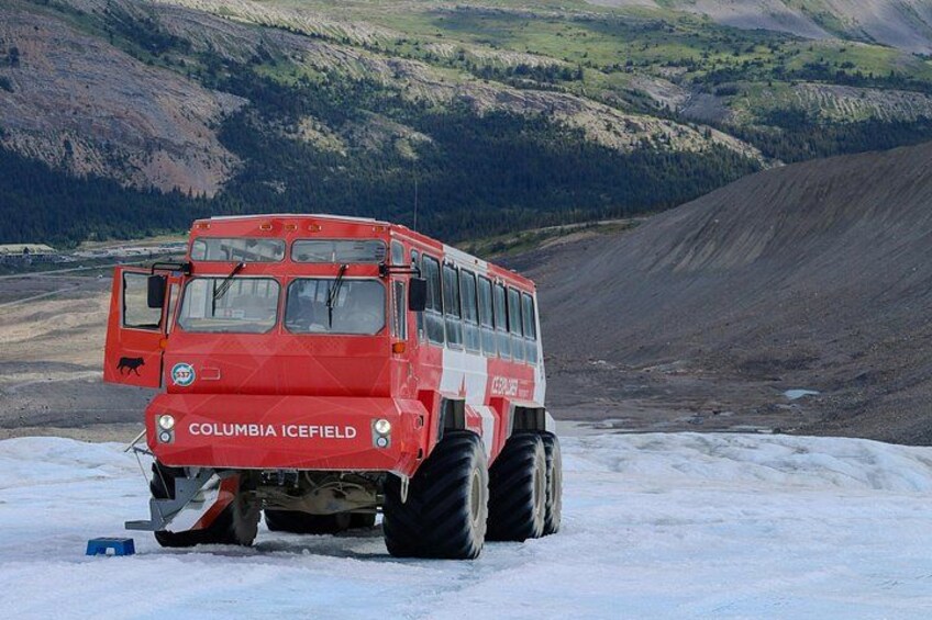 Een rood-wit voertuig van het Columbia Icefield op sneeuw. 4