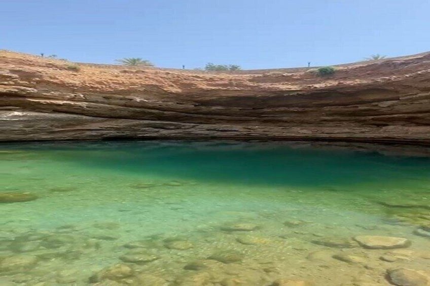 Una piscina cristallina circondata da aspri rilievi rocciosi. 5