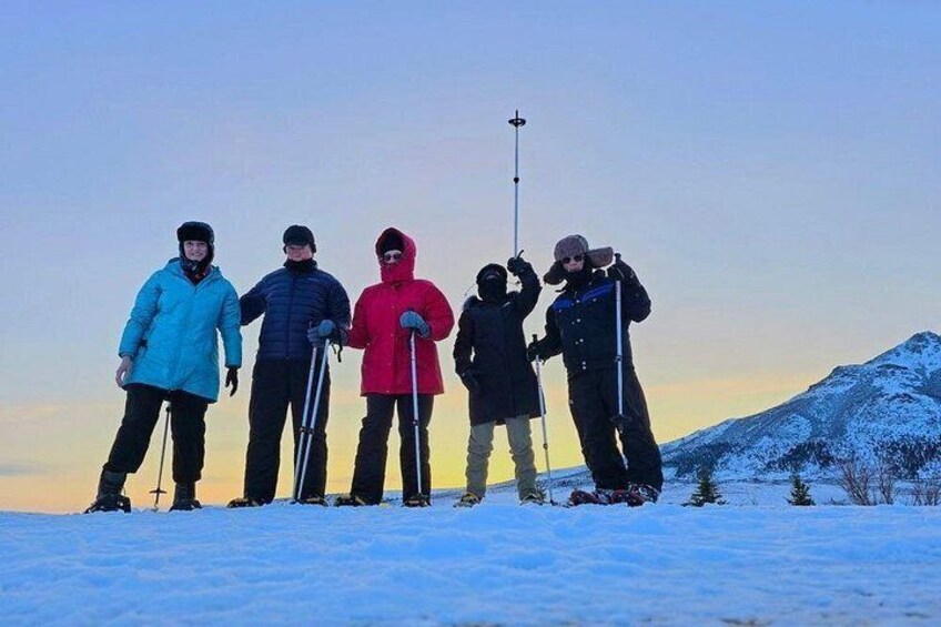 Un grupo de personas esquiando en una ladera nevada de montaña. 2