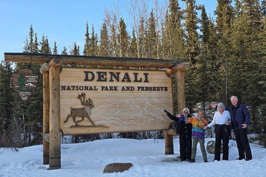 En träskylt för nationalparken och naturreservatet Denali, med en illustration av en älg och en karta. 1
