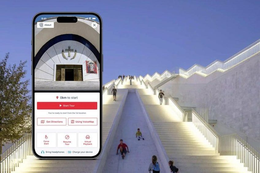 Ein Smartphone zeigt eine Touren-App-Oberfläche mit einer Treppe und Personen, die darauf laufen. 1