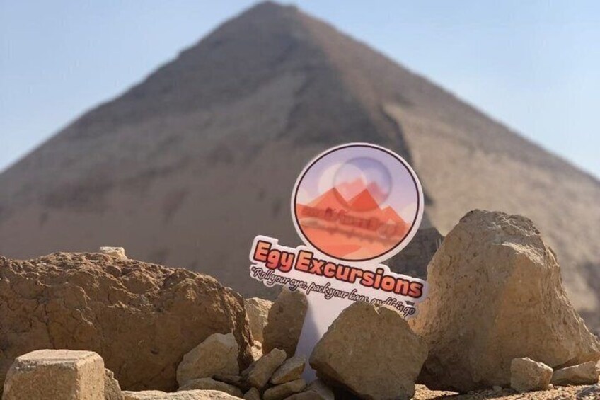 Een piramide met in de voorgrond een logo voor 'Egy Excursions'. 3