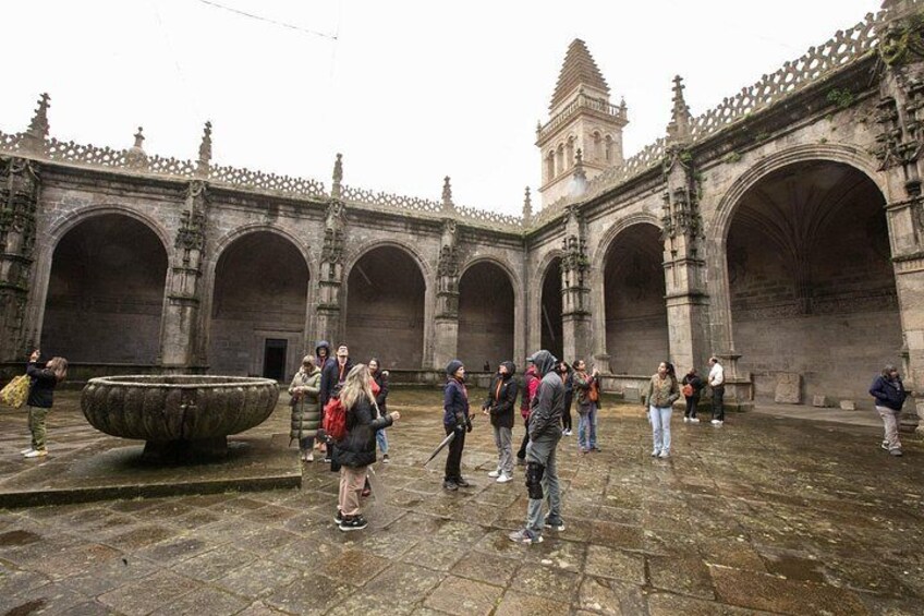 Un patio con arcos de piedra y una fuente. 4