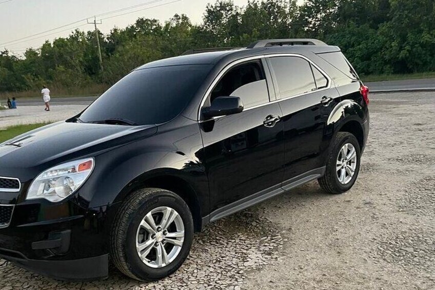 Un SUV nero parcheggiato su un fondo ghiaioso. 4