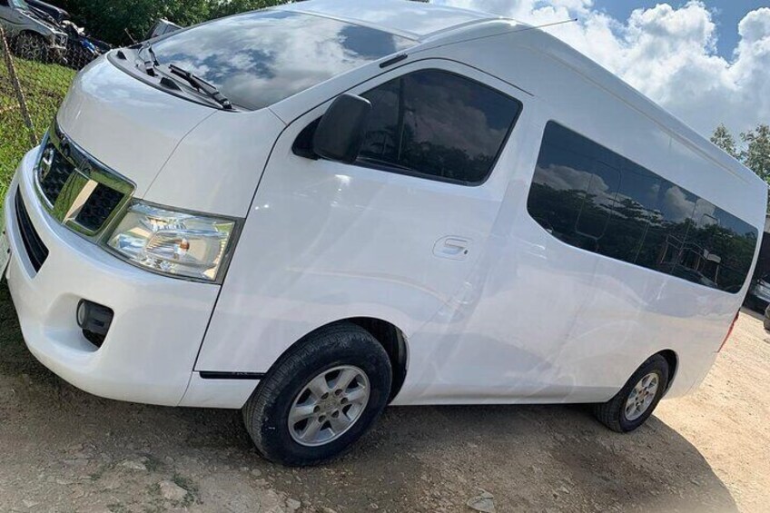 Un furgone bianco parcheggiato su una superficie sterrata. 3